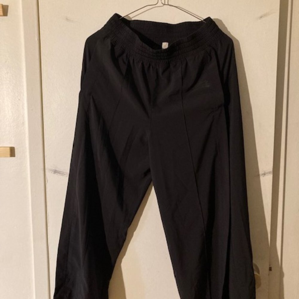 Lululemon Wanderer Culotte Size 6 in Blk